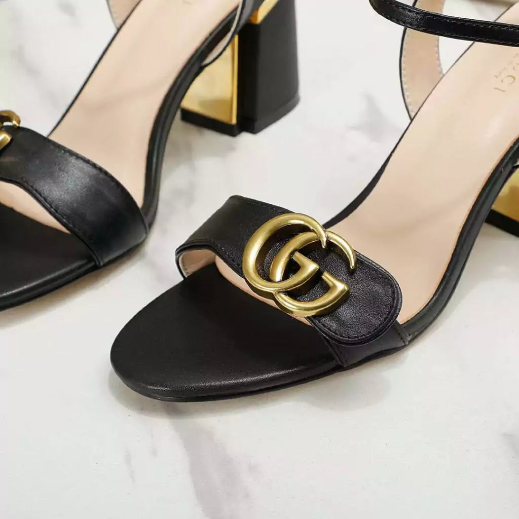Sandália Gucci de couro com logo GG Italy
