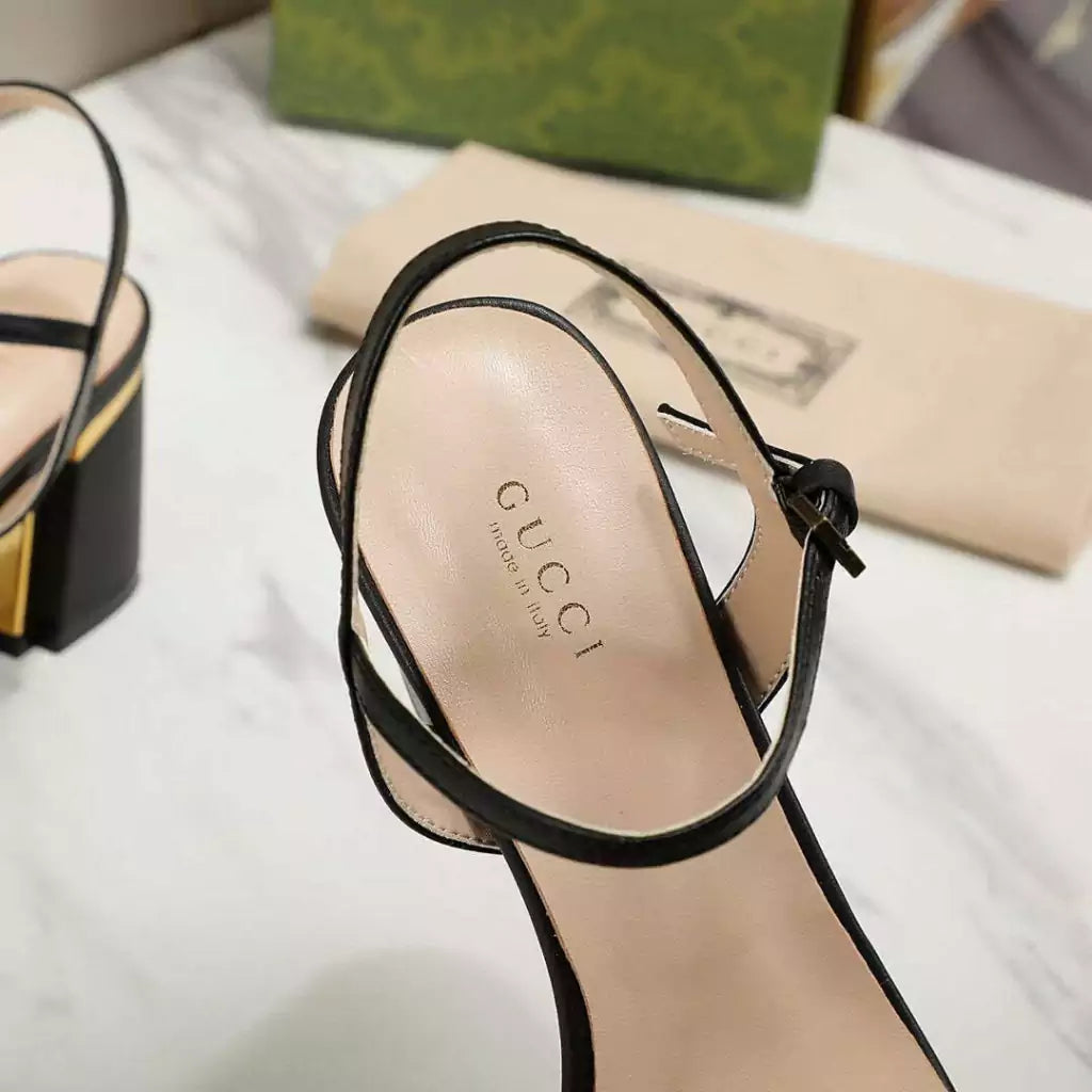 Sandália Gucci de couro com logo GG Italy