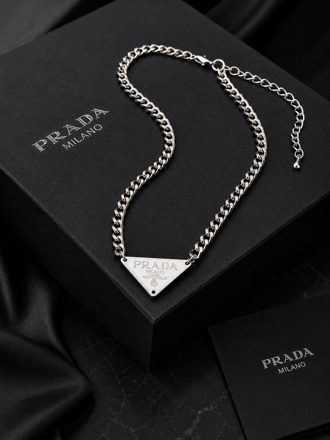 Colar triângulo P.R.A.D.A