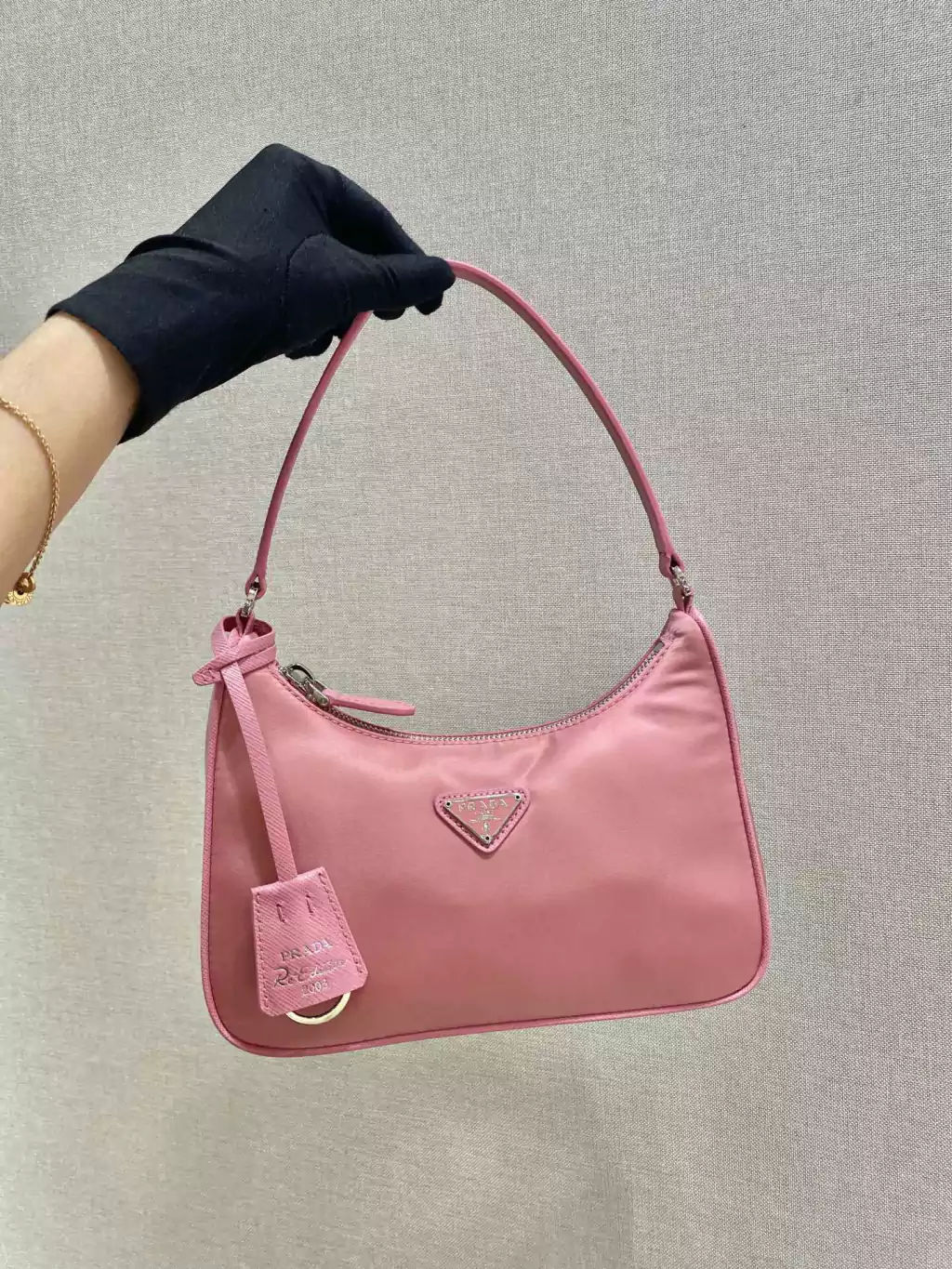 Bolsa mini em Re-Nylon Prada Re-Edition 2005 Pink - imagem 9