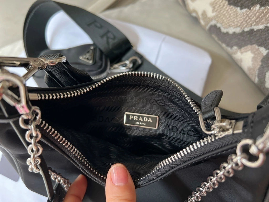 Bolsa mini em Re-Nylon Prada Re-Edition 2005 Preta - imagem 2