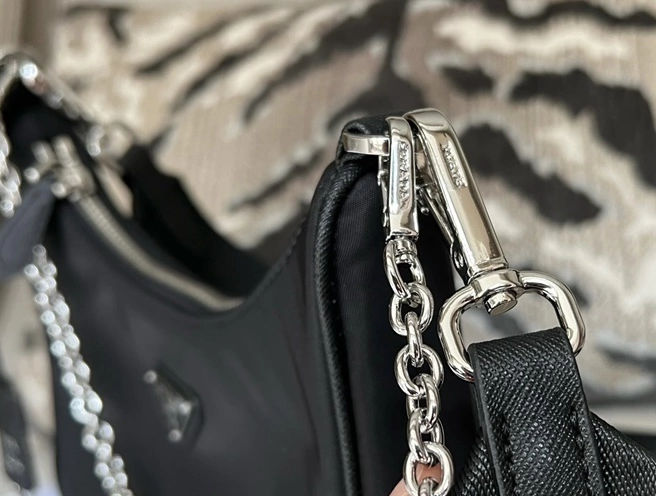 Bolsa mini em Re-Nylon Prada Re-Edition 2005 Preta - imagem 5