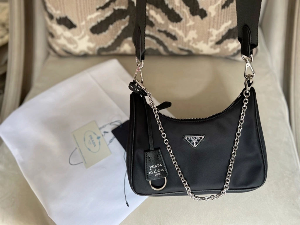 Bolsa mini em Re-Nylon Prada Re-Edition 2005 Preta - imagem 6