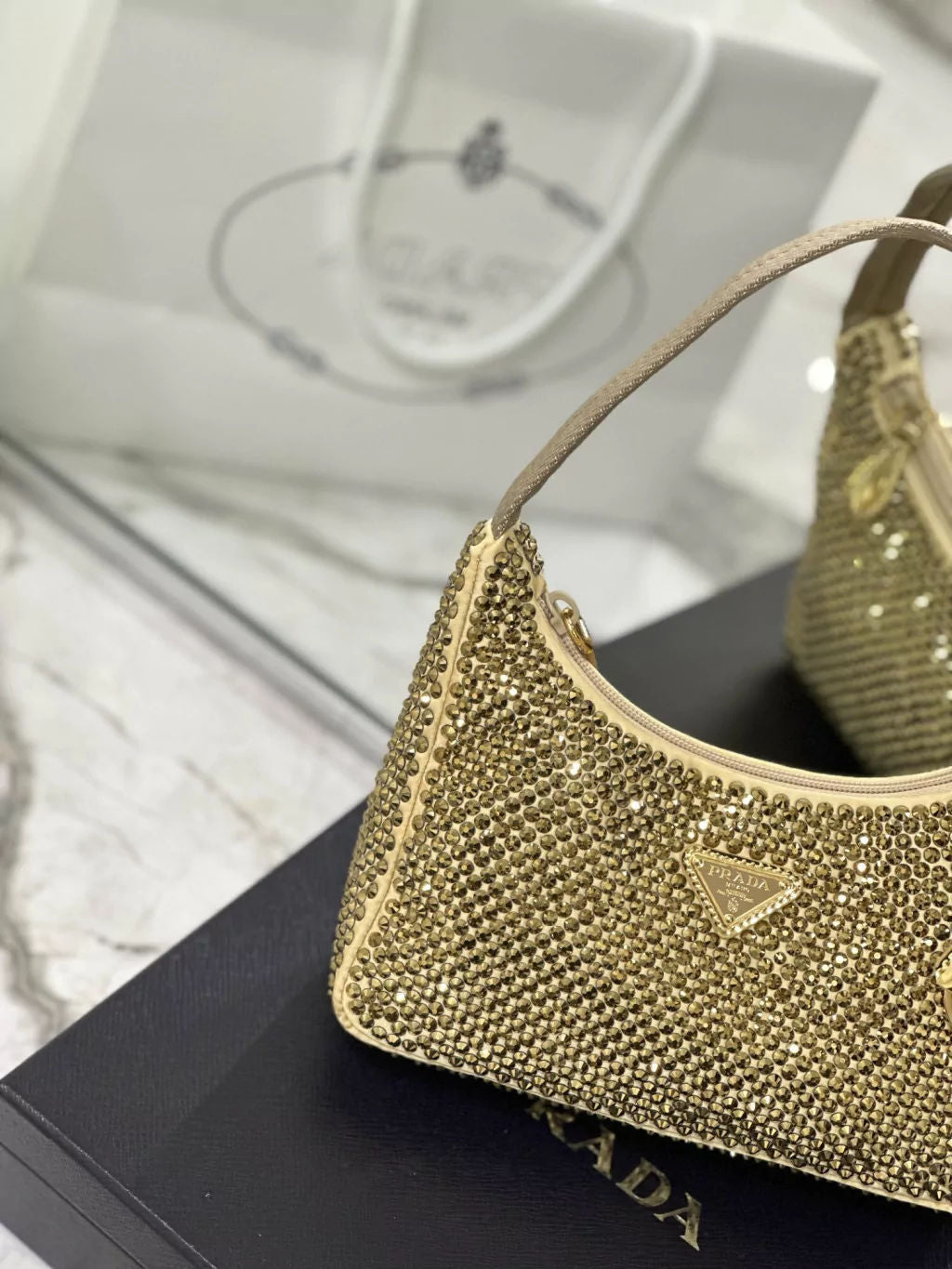 Bolsa Prada mini em cetim com cristais dourada - imagem 2
