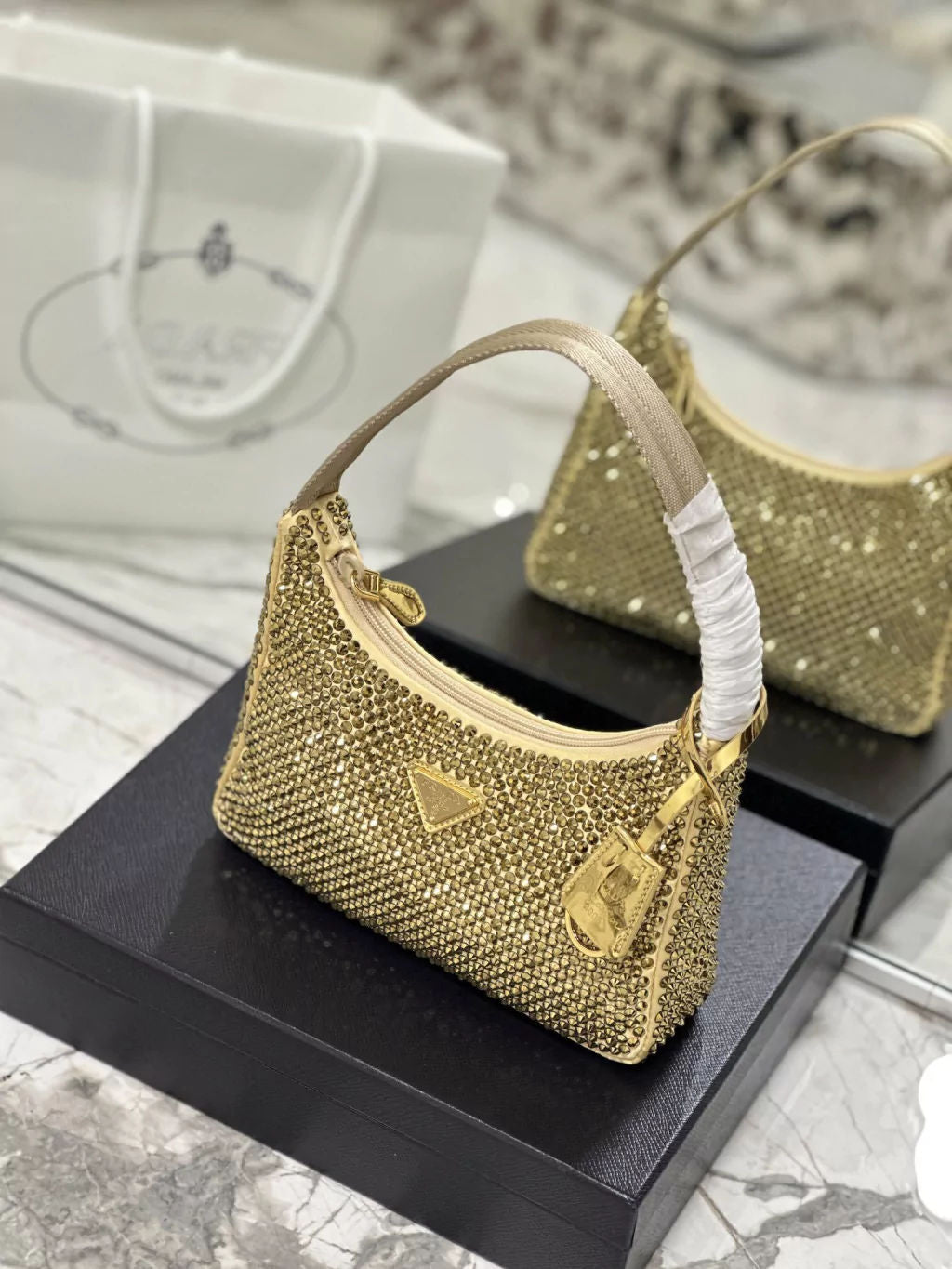Bolsa Prada mini em cetim com cristais dourada - imagem 3