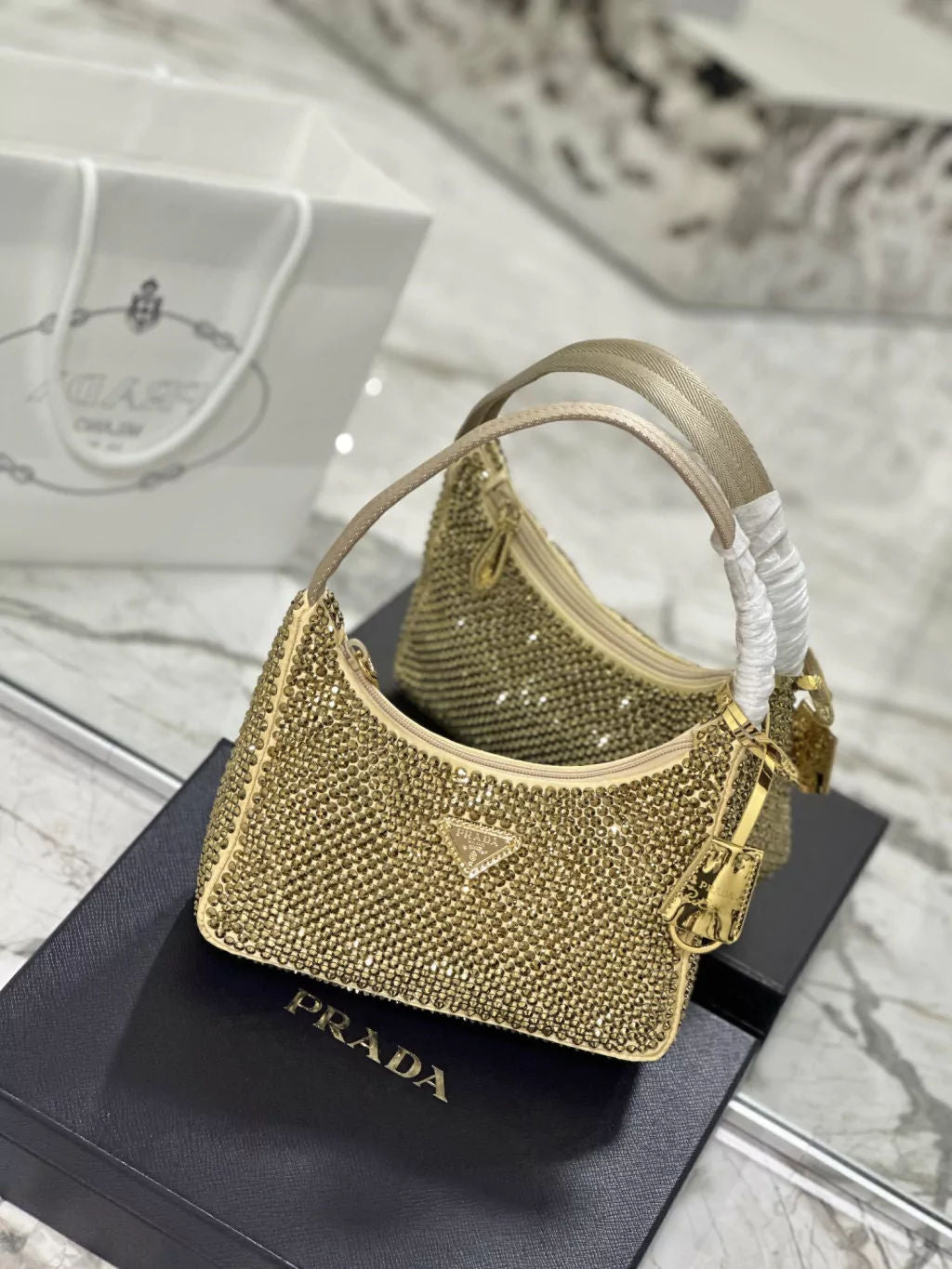 Bolsa Prada mini em cetim com cristais dourada - imagem 4