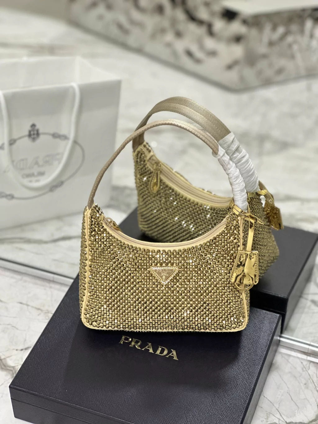 Bolsa Prada mini em cetim com cristais dourada - imagem 5