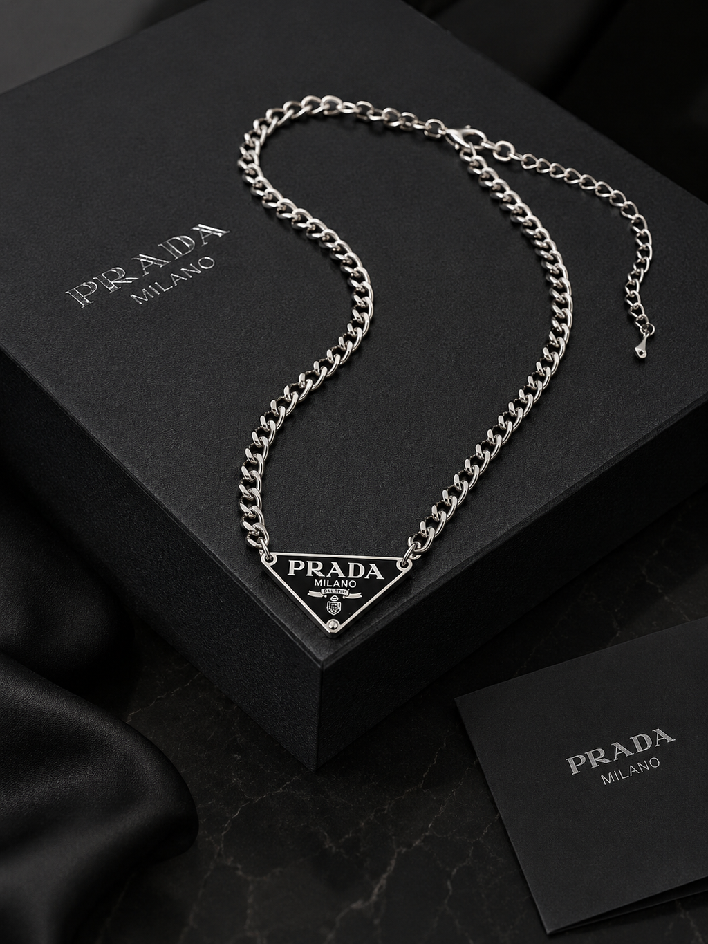 Colar triângulo P.R.A.D.A