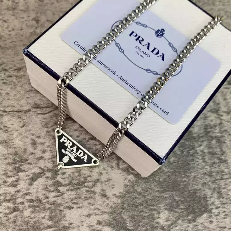 Colar triângulo P.R.A.D.A