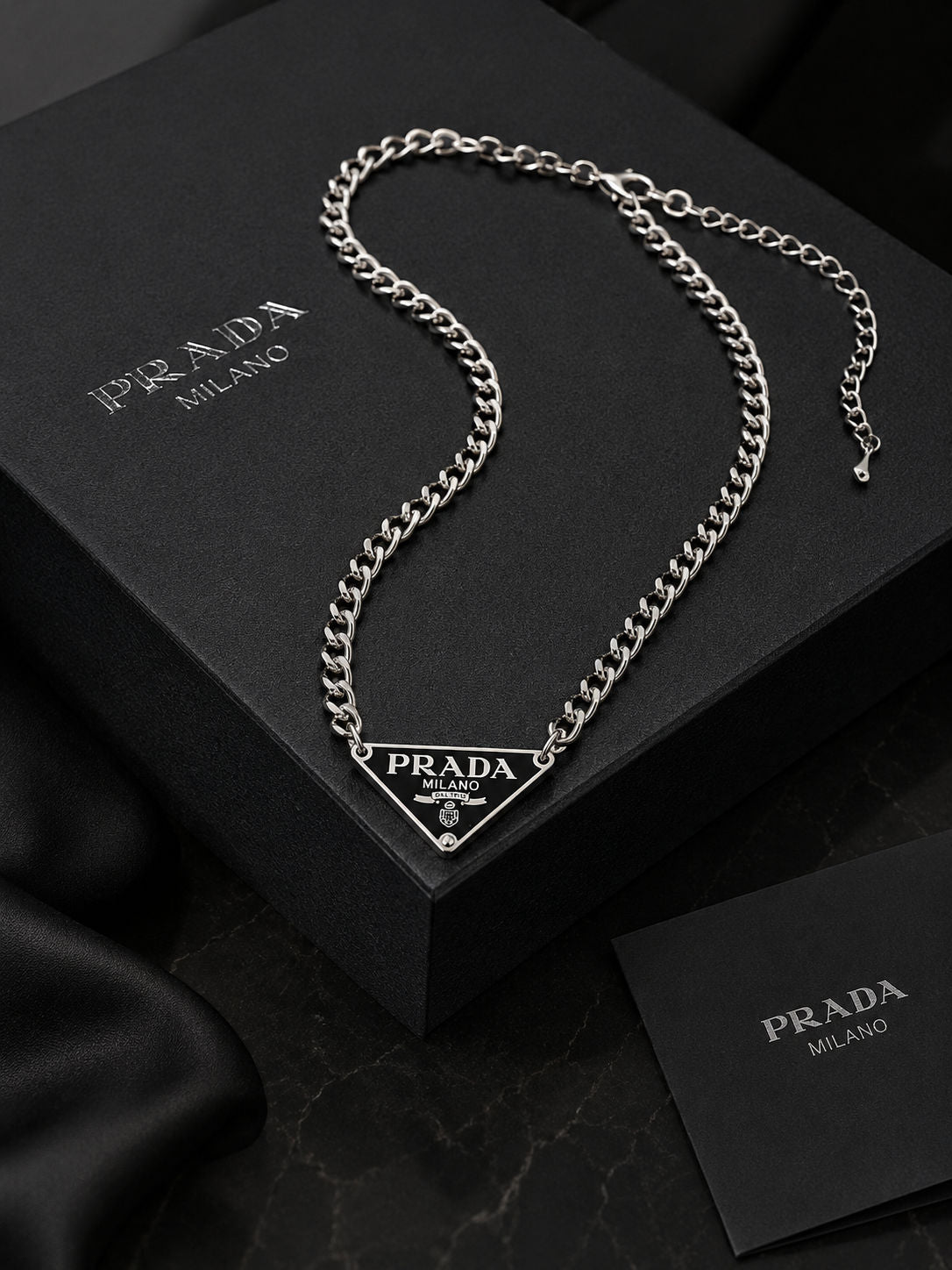 Colar triângulo P.R.A.D.A - imagem 1