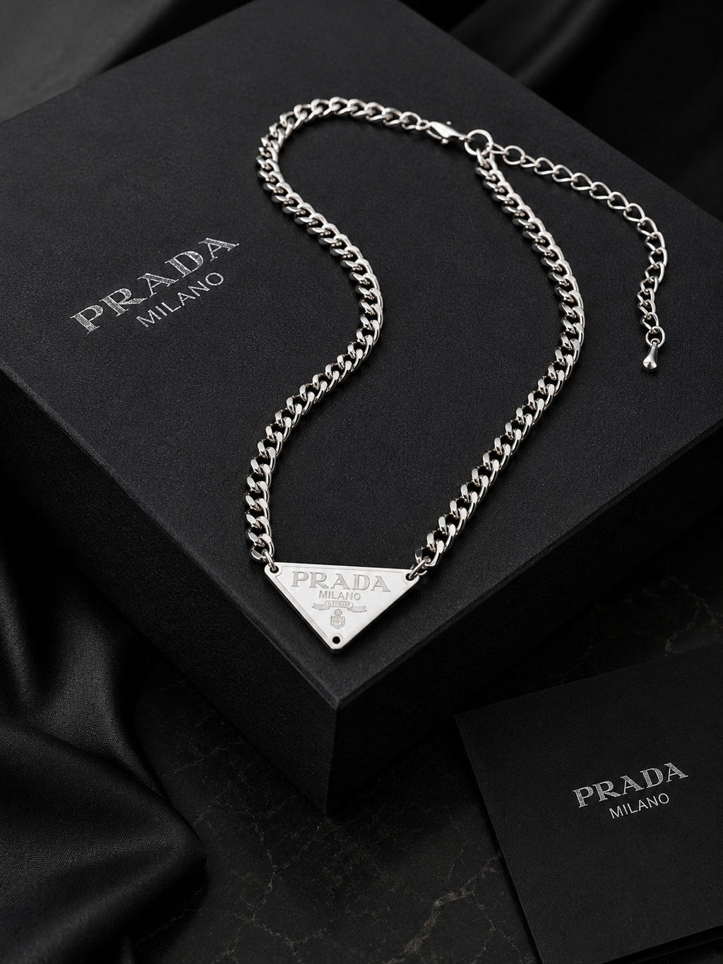 Colar triângulo P.R.A.D.A - imagem 2