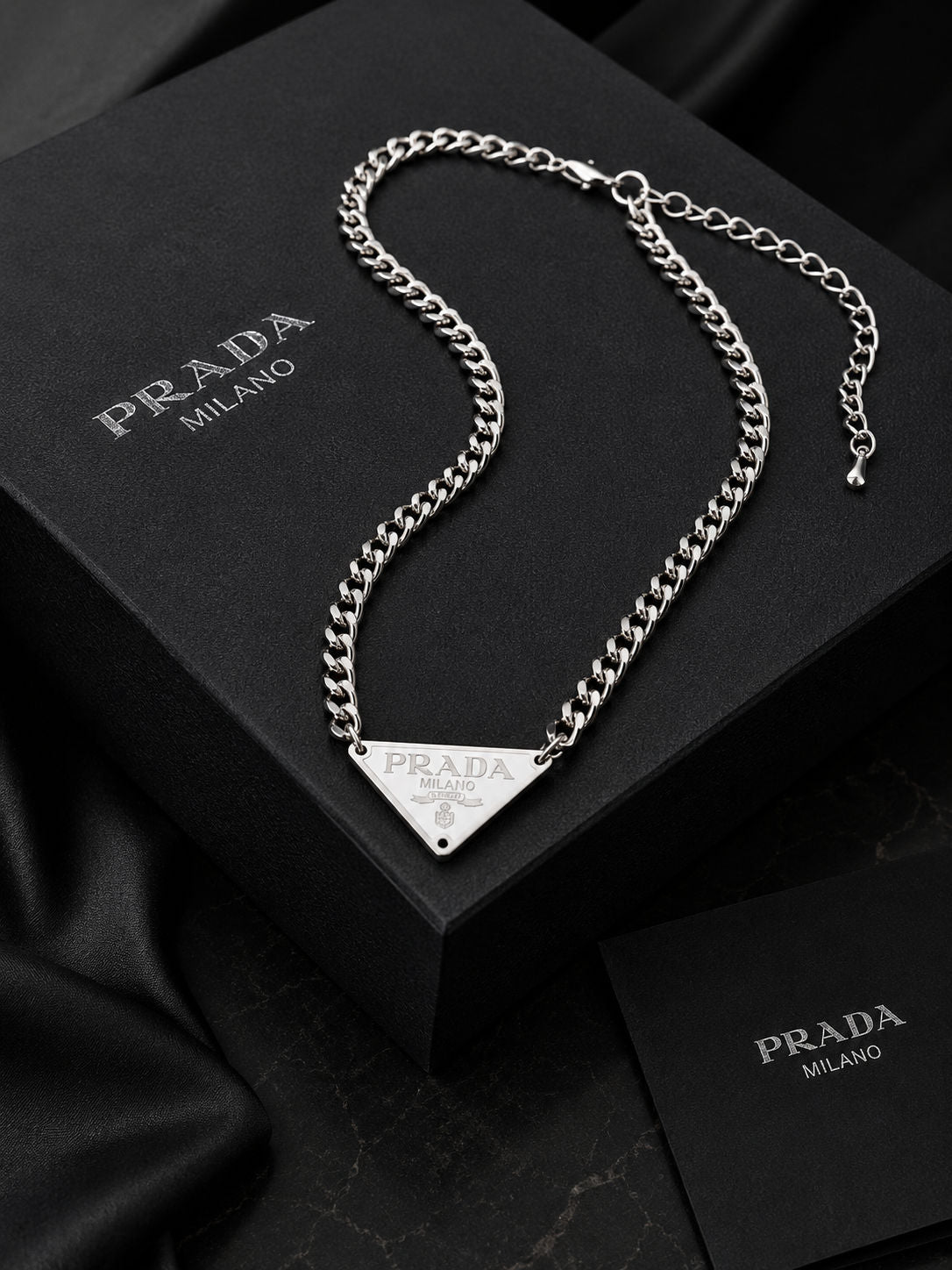 Colar triângulo P.R.A.D.A - imagem 2