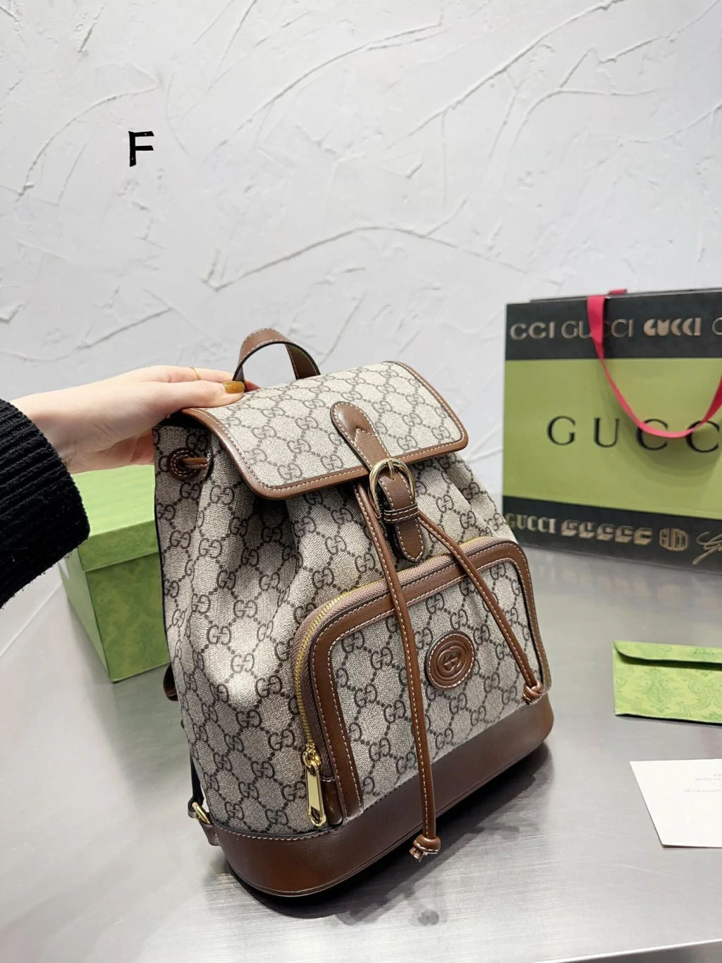 Gucci Mochila GG Supreme de canvas - imagem 4