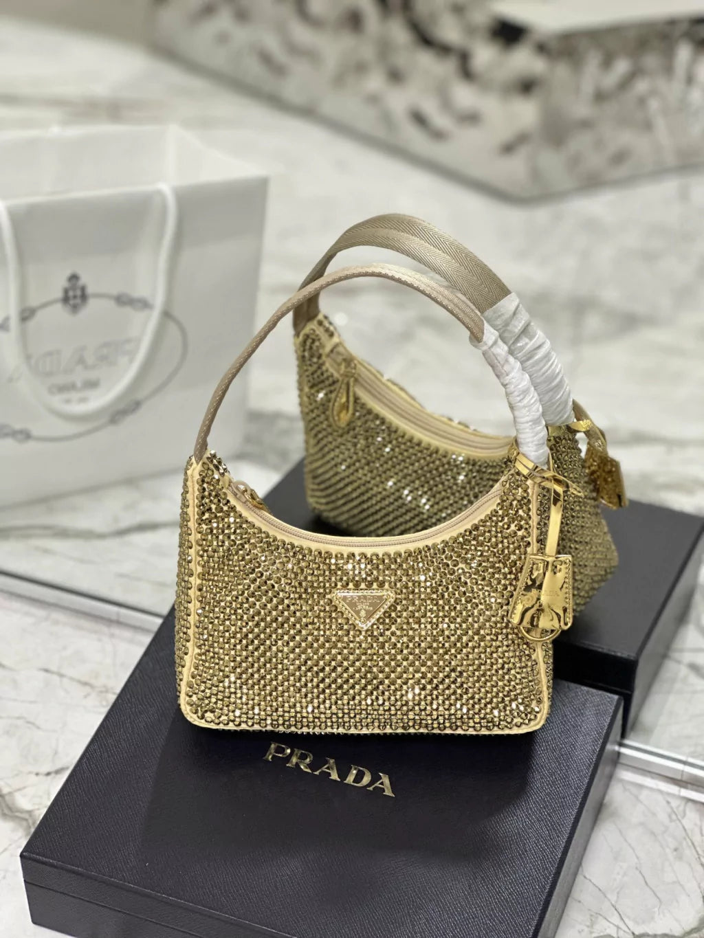 Bolsa Prada mini em cetim com cristais dourada